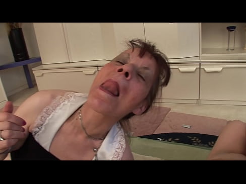 ❤️ Twee oumas en een oupa het 'n drietal Russiese pornografie op af.sex-porntube.ru ☑