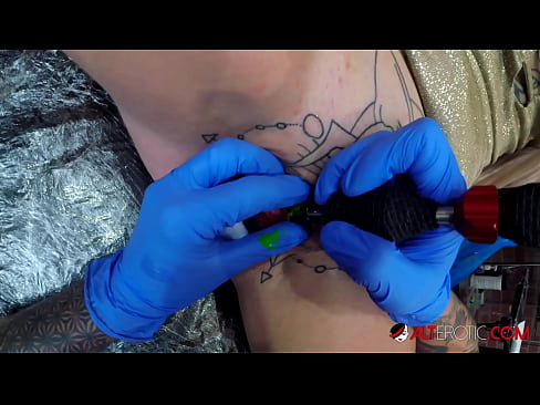 ❤️ Uiters getatoeëerde hottie Sully Savage het 'n tatoeëermerk op haar klitoris gekry Russiese pornografie op af.sex-porntube.ru ☑