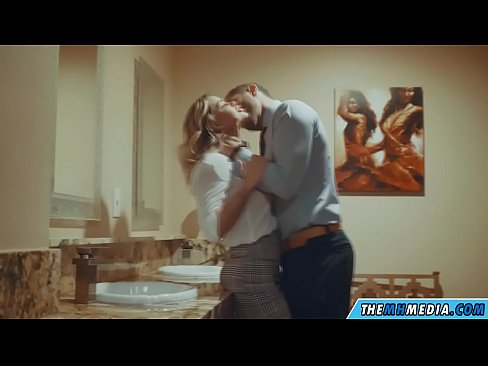 ❤️ Wanneer 'n rondborstige blondine jou in 'n openbare toilet verlei Russiese pornografie op af.sex-porntube.ru ☑